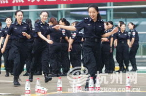 杭州蕭山機(jī)場(chǎng)安檢門(mén)與X光機(jī)安檢員統(tǒng)一換新裝[圖]