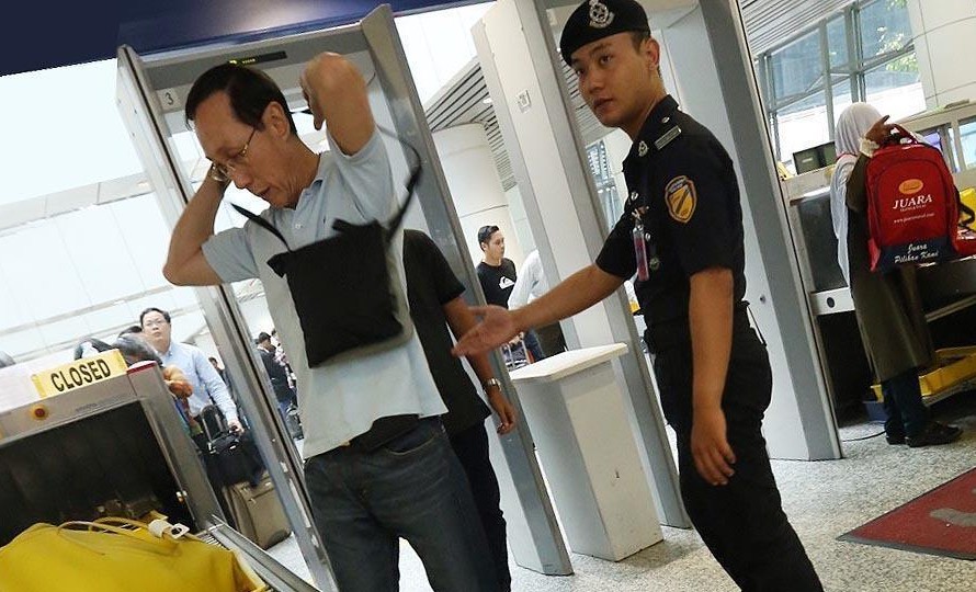 吉隆坡機(jī)場安檢門檢測通道安保形同虛設(shè)[圖]