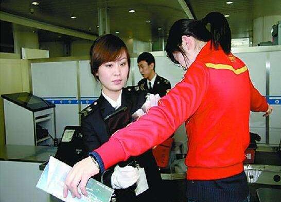 深圳安檢門廠家：機場安檢攔下安全錘！